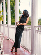 Sleeveless dress with elongated silhouette